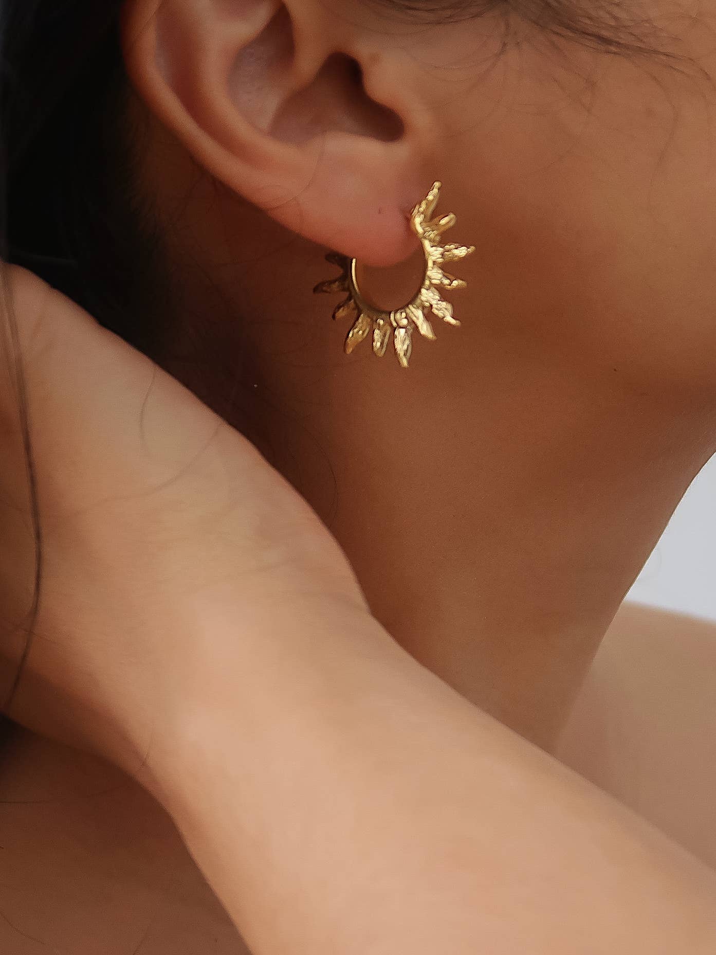 Sablière 18K Gold Non-Tarnish Sunburst Hoop Earrings: Yellow Gold, photo 2 of 5