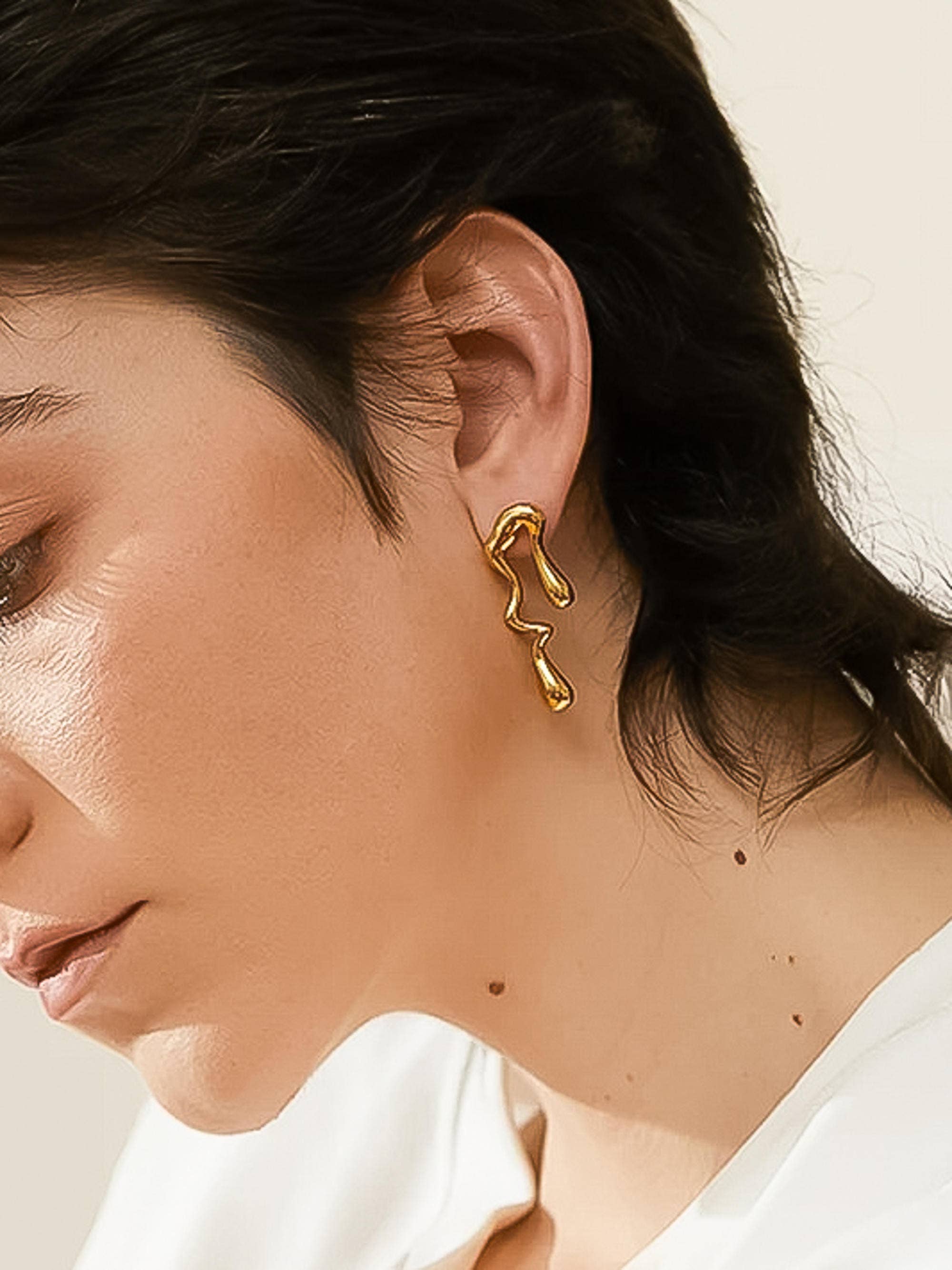 Roma 18K Gold Non-Tarnish Mismatch Melted Earring: Yellow Gold, photo 2 of 6