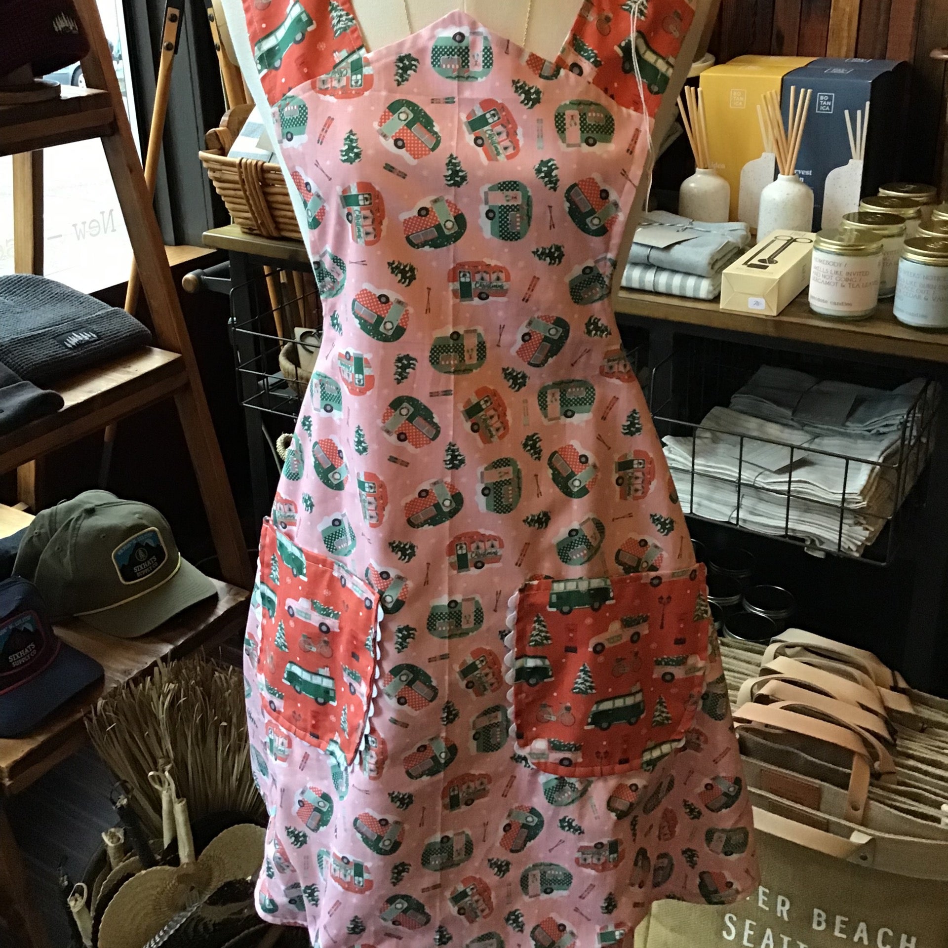 The Ruby Christmas Apron w/Holiday camper
