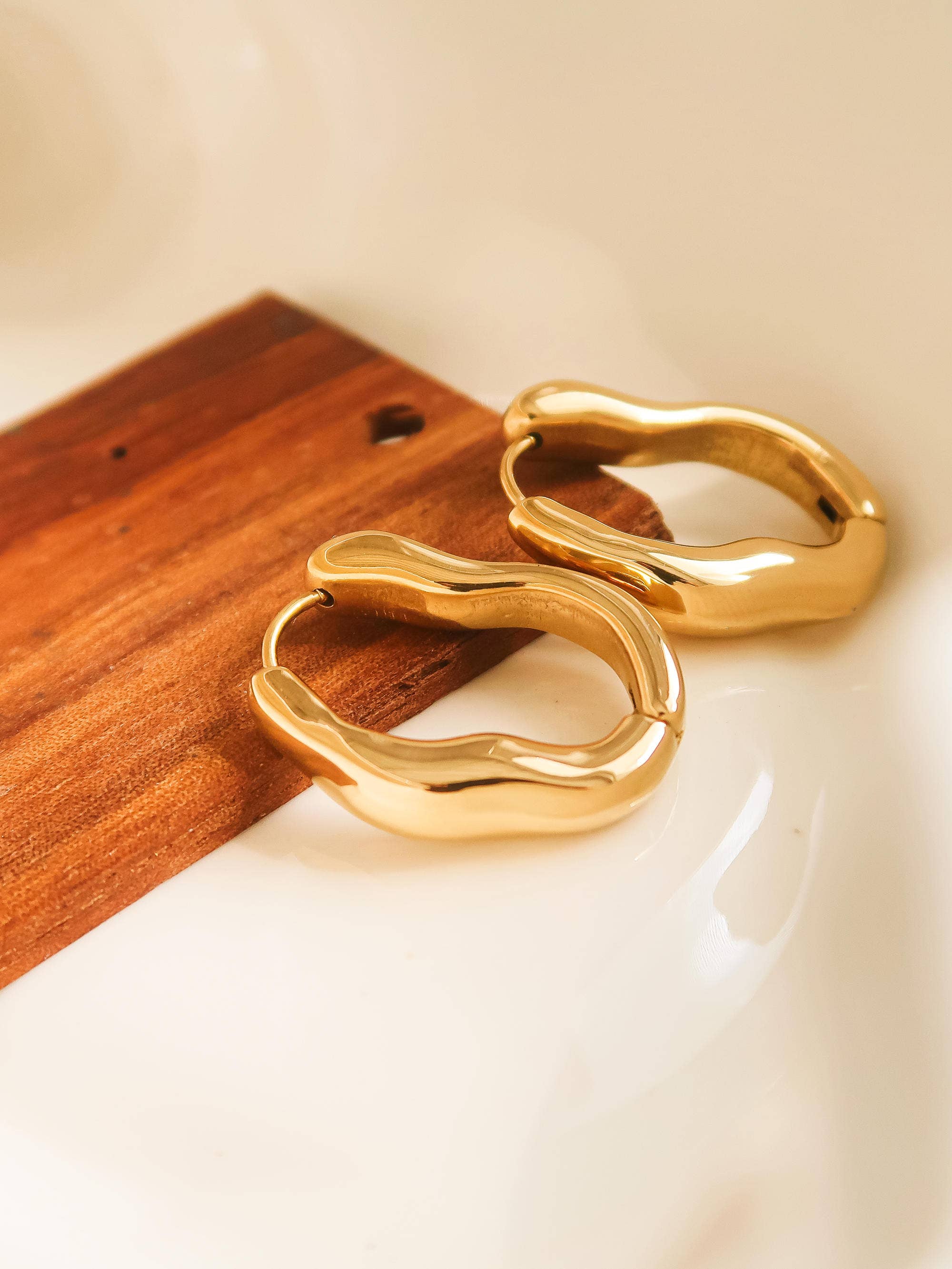 Darcy 18K Gold Non-Tarnish Oval Hoop Earring: Silver, photo 2 of 5